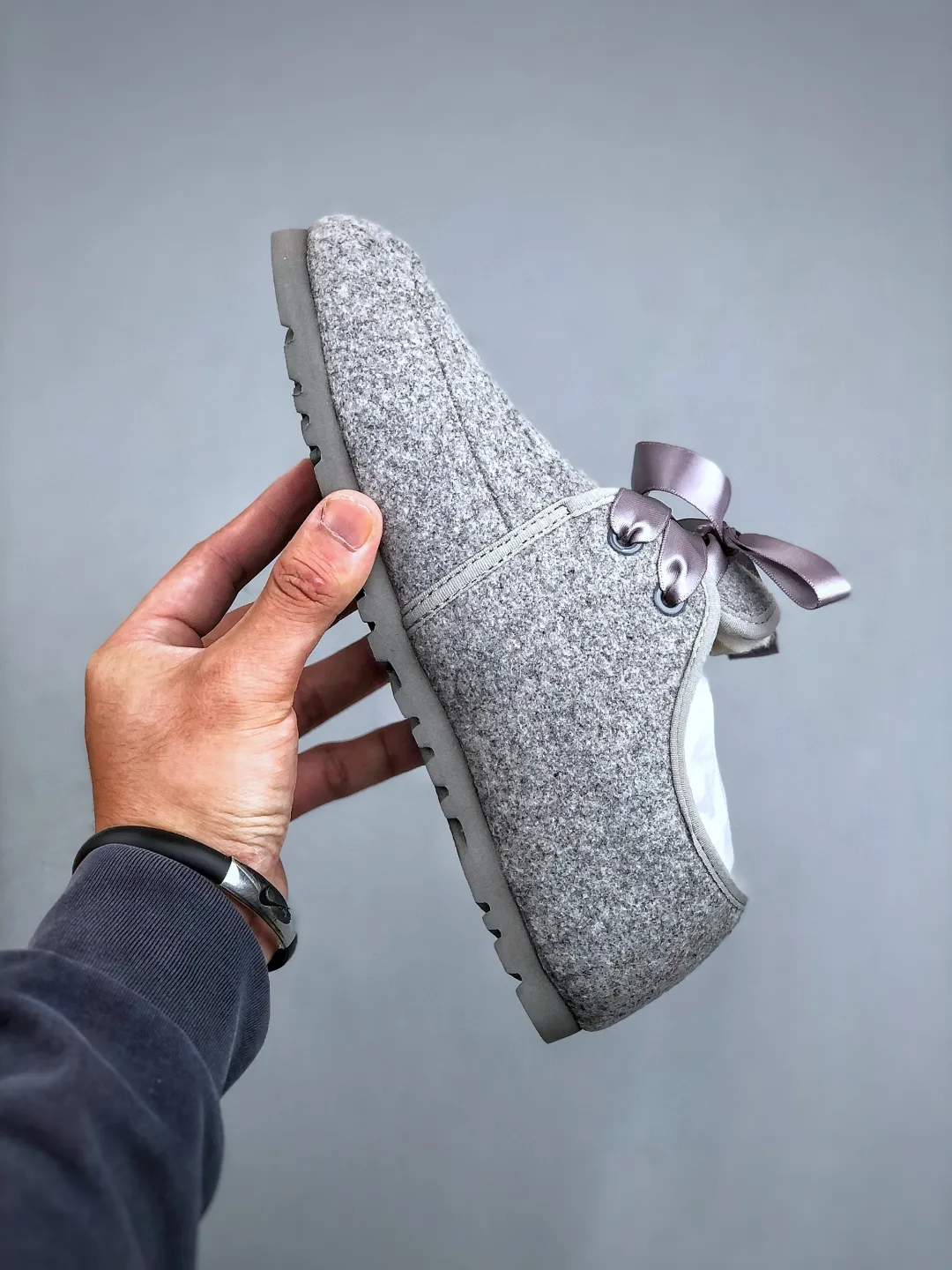 Local self-pickup 💰520 supports store release. The best-selling model on the entire network at the end of the year, UGG Mary Jane Mule slippers, 1.5CM thin sole, women's model, Xiaohongshu hot model, produced by a major foreign trade factory in Guangzhou, from toe to insole, real sheep fur, independent outer box packaging, craftsmanship, different from any version on the market, 1.5Ccm thin sole, independent original development of outsole, cashmere insole, keeping warm in winter, going out, and a very suitable choice for home use. This year uug launches a style series Partly catered to the preferences of young consumers, it has also moved to the forefront of fashion trends. Shoe body material: suede upper, 17mm UGGPURE™ implanted wool insole, lightweight non-slip and comfortable rubber outsole, with brand LOGO and trademark, with full packaging Size: 35-40
